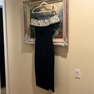 Absolutely stunning off the shoulder size 4 AJ Bari original petite size